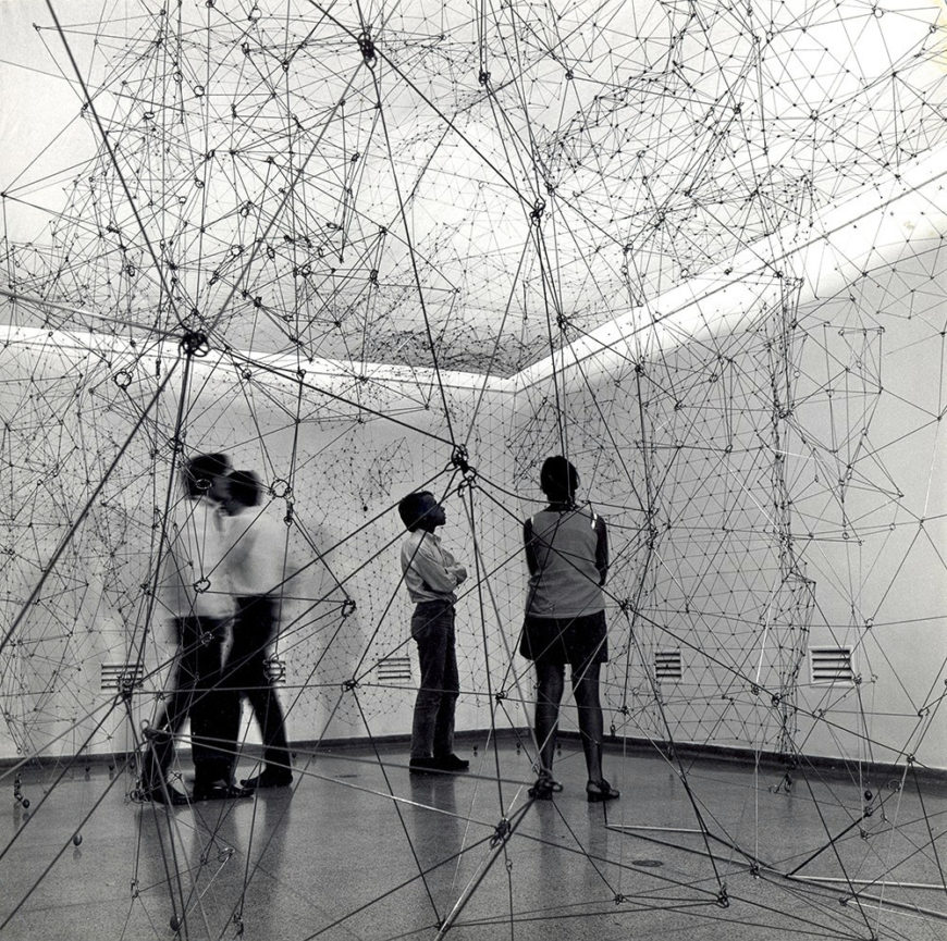Gego (Gertrude Goldschmidt), Reticulárea (ambientación), 1969. Installation view Museo de Bellas Artes Caracas, 1969. Photo: Paolo Gasparina. © Fundación Gego. Source: https://www.daros-latinamerica.net/essay/gego-elusive-transparency